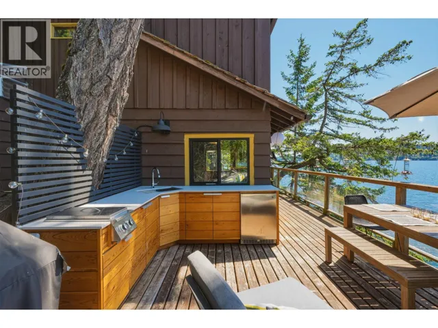 6075 CORACLE DRIVE, Sechelt, British Columbia V7Z0C9