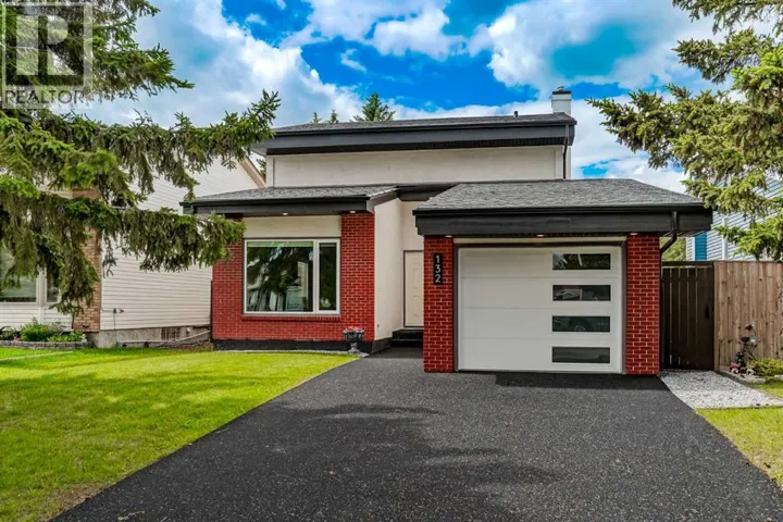 132 WOODGLEN Way SW, Calgary, Alberta T2W4T3