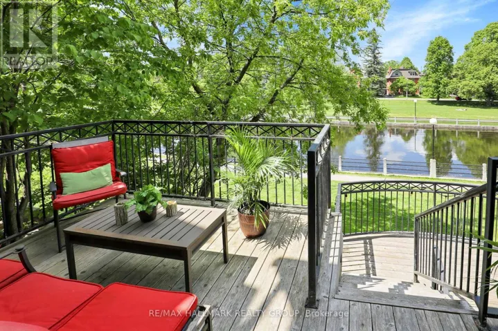 49B FIRST AVENUE, Ottawa, Ontario K1S2G1