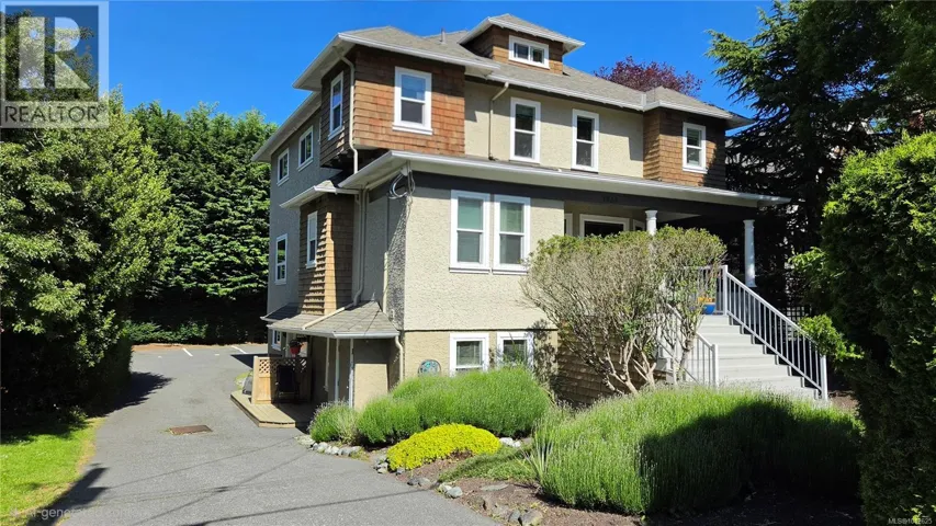 1025 Carberry Gdns, Victoria, British Columbia V8S3R8