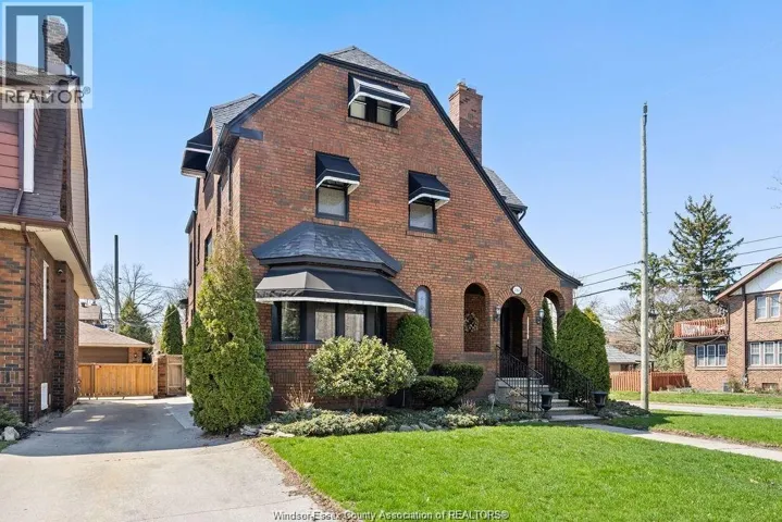 2203 VICTORIA, Windsor, Ontario N8X1R2