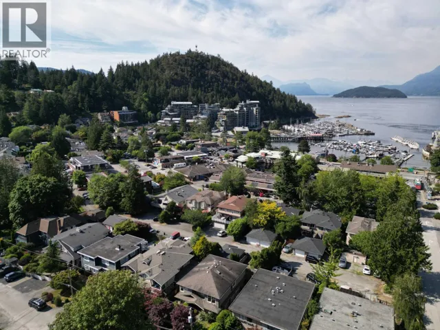 6339 DOUGLAS STREET, West Vancouver, British Columbia V7W2G1