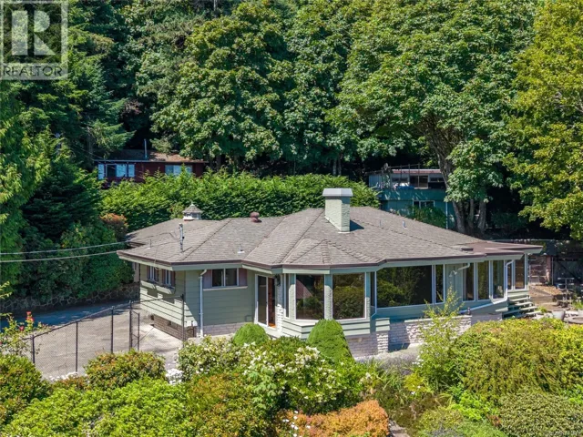 4916 Lochside Dr, Saanich, British Columbia V8Y2E4