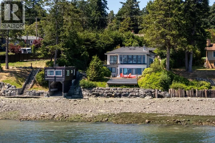 8543 Lochside Dr, North Saanich, British Columbia V8L1M5