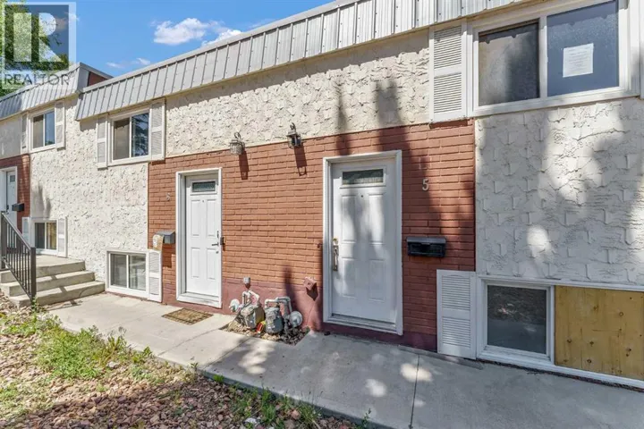 5, 6 Chinook Drive SW, Medicine Hat, Alberta T1A4B3