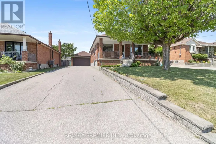 30 FORTHBRIDGE CRESCENT, Toronto (Downsview-Roding-CFB), Ontario M3M2A1
