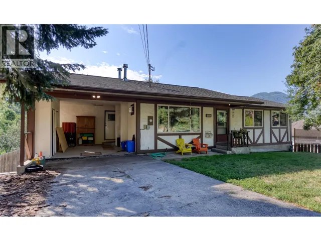 1520 3B Highway, Fruitvale, British Columbia V0G1L1