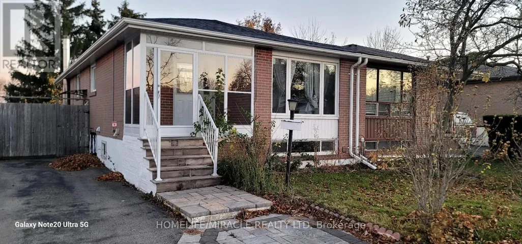2498 HARMAN COURT, Mississauga (Clarkson), Ontario L5J1T8