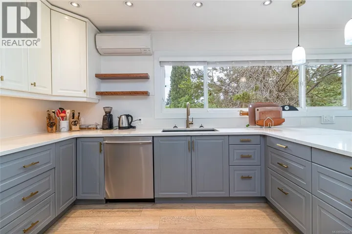 4030 Grange Rd, Saanich, British Columbia V8Z4V3