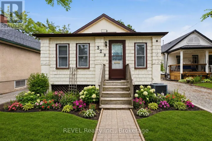 32 ST PETER STREET, St. Catharines (Burleigh Hill), Ontario L2T1N9