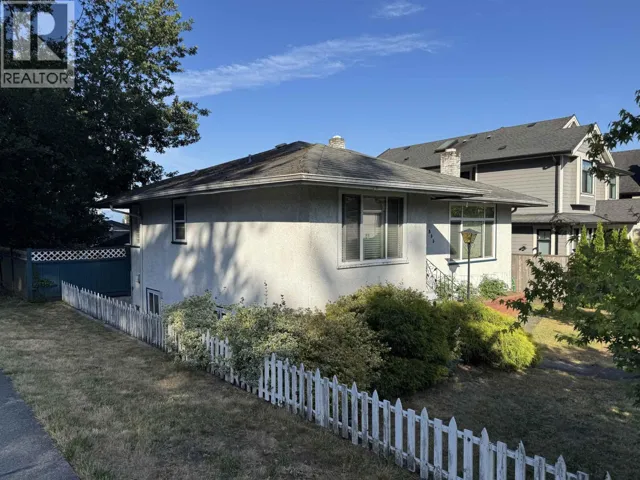 833 SCOTT STREET, New Westminster, British Columbia V3L4V1