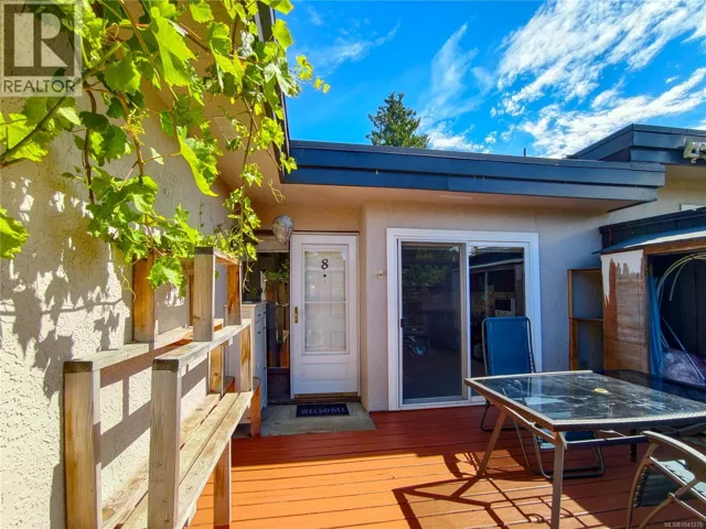 8 3060 Harriet Rd, Saanich, British Columbia V9A1T5