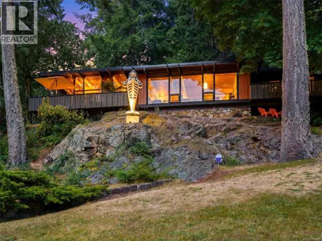 945 Deerwood Pl, Saanich, British Columbia V8Y1B2