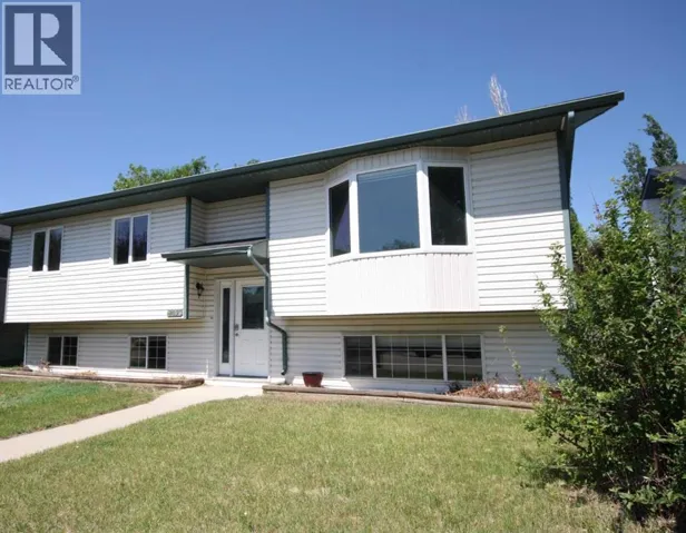 209 Strathaven Bay S, Strathmore, Alberta T1P1N4