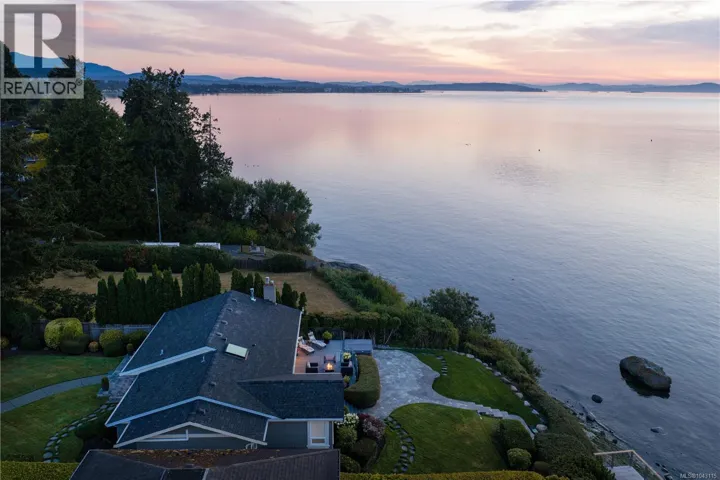 8585 Lochside Dr, North Saanich, British Columbia V8L1M5