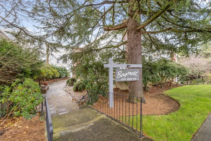 302 15010 ROPER AVENUE, White Rock, British Columbia V4B5A9