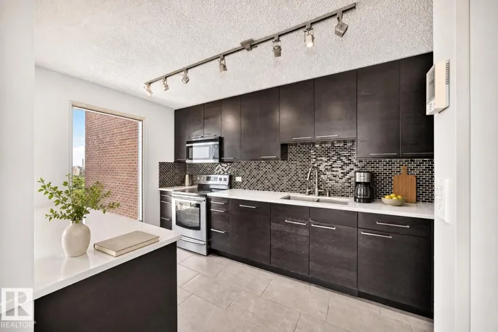 #1802 11027 87 AV NW, Edmonton, Alberta T6G2P9