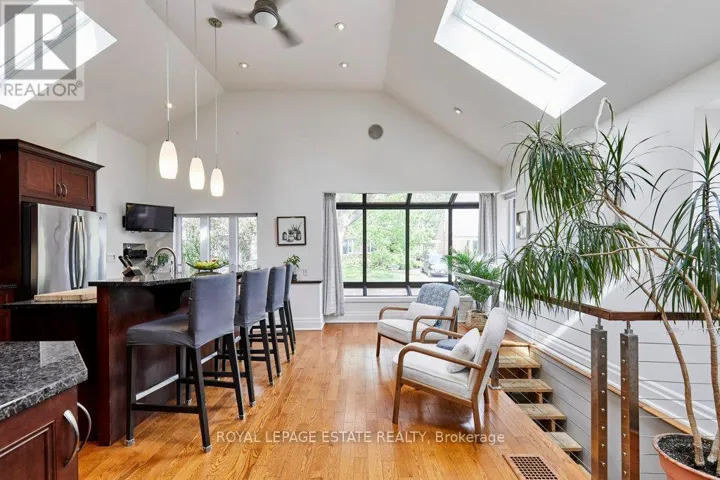 10 QUEENSGROVE ROAD, Toronto (Birchcliffe-Cliffside), Ontario M1N3A8