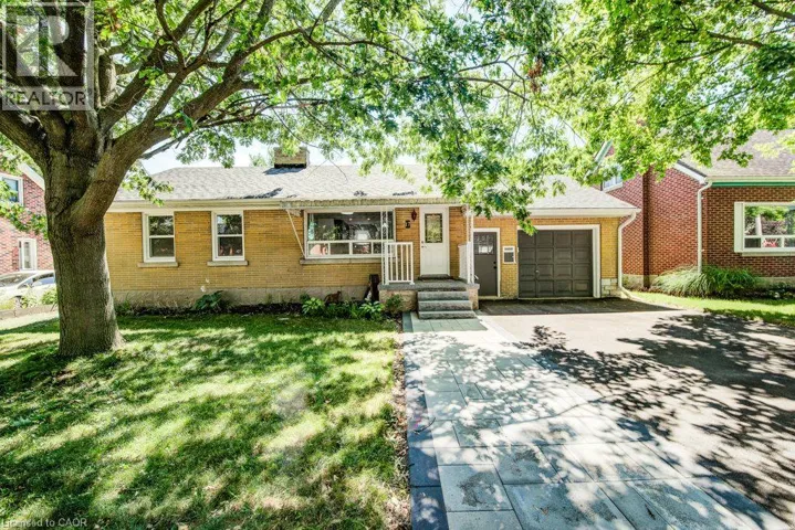 17 CRESTWOOD Avenue, Kitchener, Ontario N2H4K6