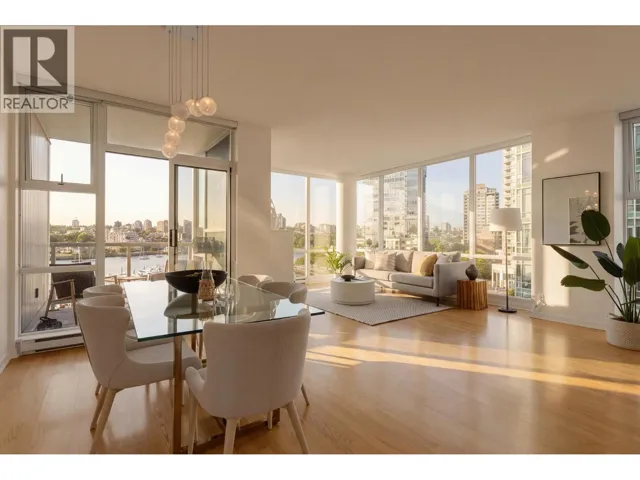 702 1099 MARINASIDE CRESCENT, Vancouver, British Columbia V6Z2Z3