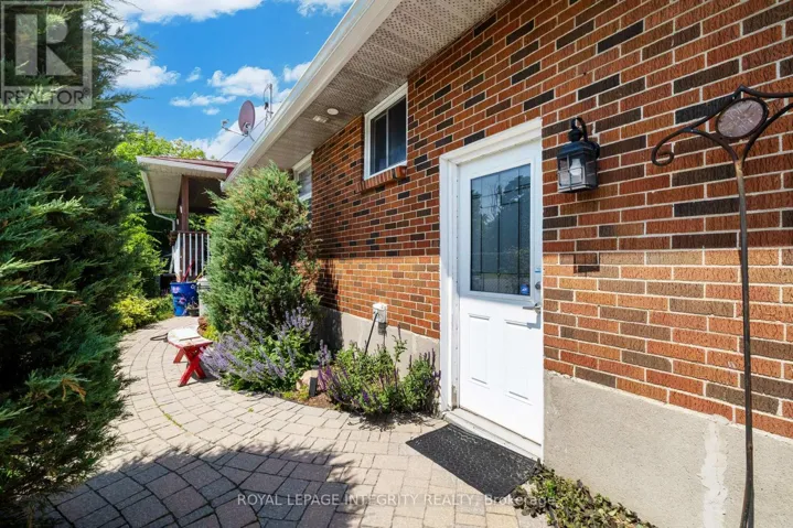 924 REX AVENUE, Ottawa, Ontario K2A2P7