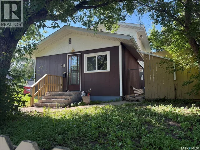 25 Home STREET W, Moose Jaw, Saskatchewan S6H4X2
