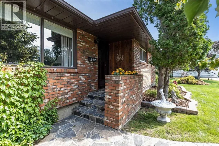 242 11th Street NE, Medicine Hat, Alberta T1A5T2