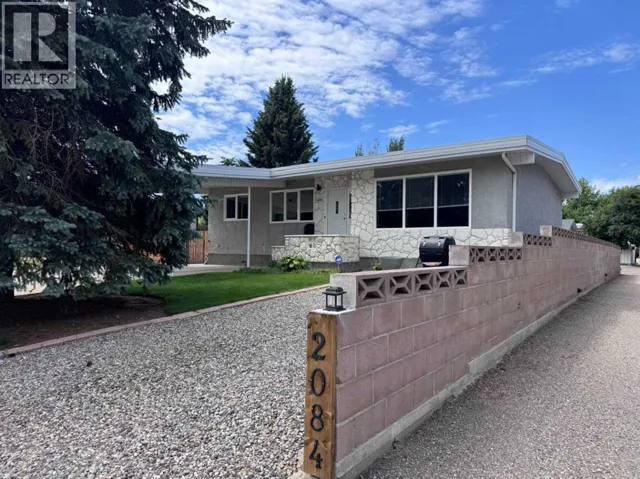 2084 19 Street N, Lethbridge, Alberta T1H4B2