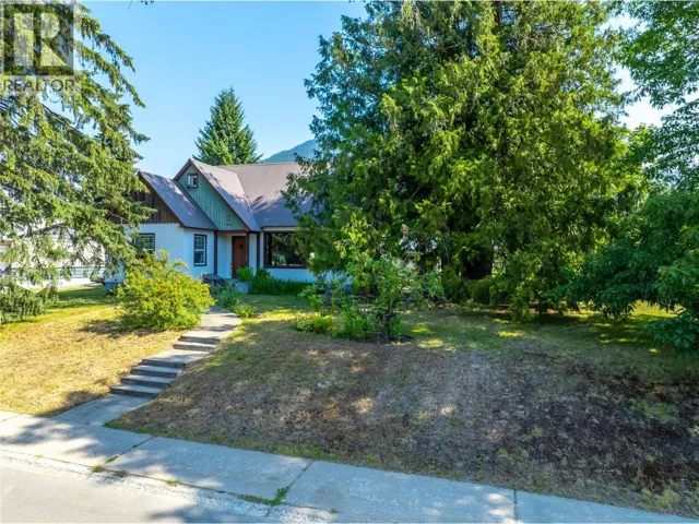422 Ninth Street E, Revelstoke, British Columbia V0E2S0