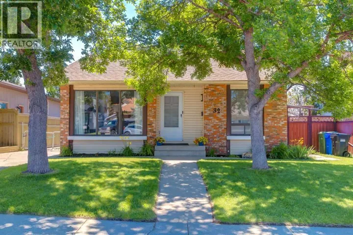 32 Berkley Place NW, Calgary, Alberta T3K1A7