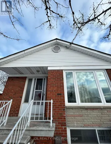 THREE-BEDROOM MAIN FLOOR - 8 HIGHWOOD AVE. AVENUE, Toronto (Wexford-Maryvale), Ontario M1R2E4