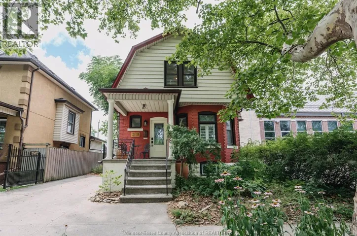 819 Windermere, Windsor, Ontario N8Y3E3