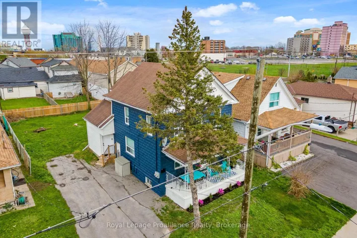UPPER - 5654 DESSON AVENUE, Niagara Falls (Clifton Hill), Ontario L2G3T2