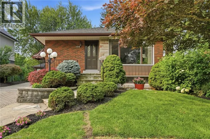 104 DALLAS Avenue, Hamilton, Ontario L8V2E9