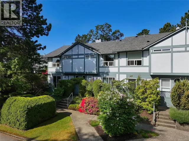 10 3008 Quadra St, Victoria, British Columbia V8T4G3