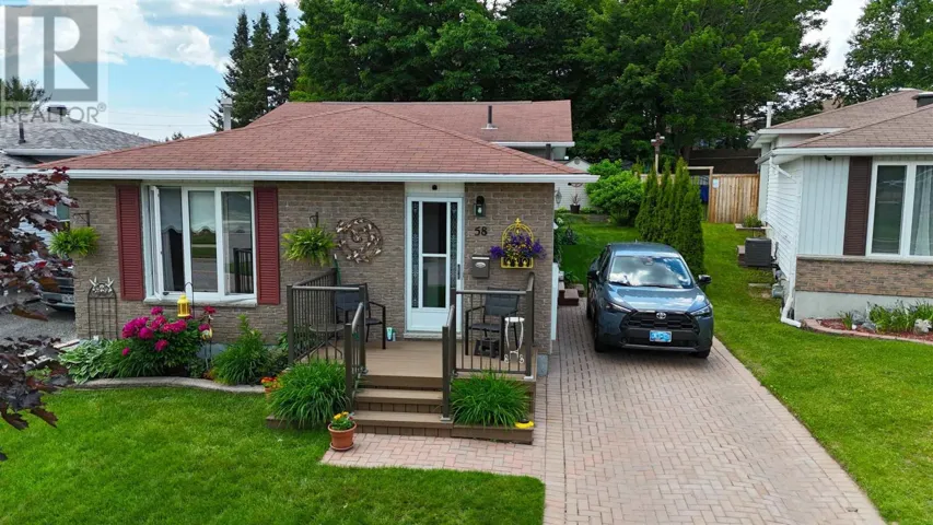 58 Stewart CRES, Elliot Lake, Ontario P5A3C4