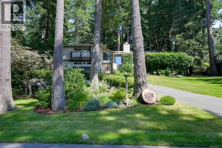 978 Fir Tree Glen, Saanich, British Columbia V8X5B7