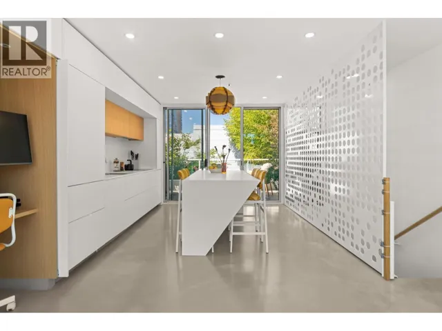 6 1650 W 1ST AVENUE, Vancouver, British Columbia V6J1G1