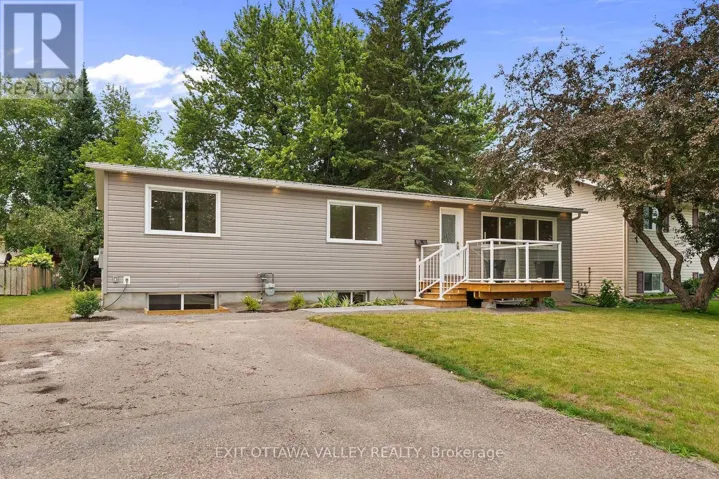 5 SELKIRK STREET, Petawawa, Ontario K8H1N8
