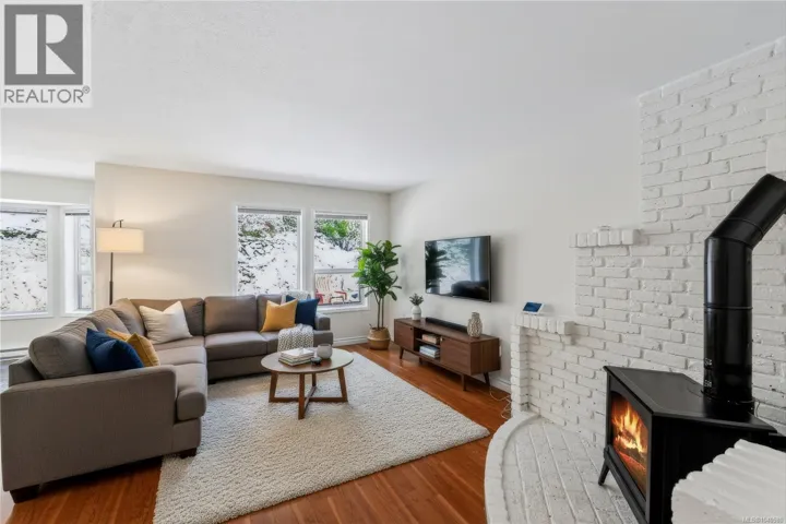 1018 Benvenuto Ave, Central Saanich, British Columbia V8M1A1