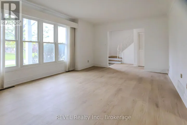 19 WOODINGTON CRESCENT, St. Catharines (Glendale/Glenridge), Ontario L2T3T8