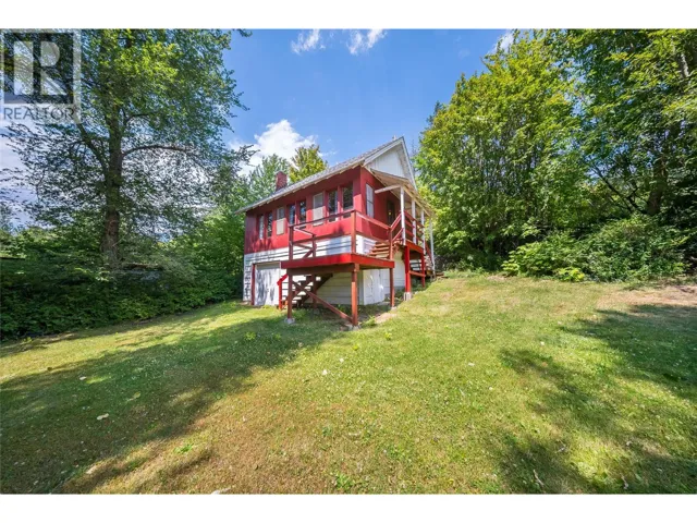 3824 Broadwater Road, Castlegar, British Columbia V0G1X0
