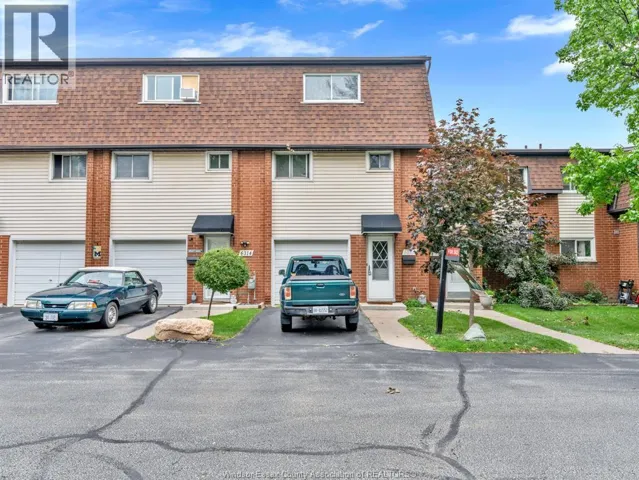 6312 THORNBERRY, Windsor, Ontario N8T3A2