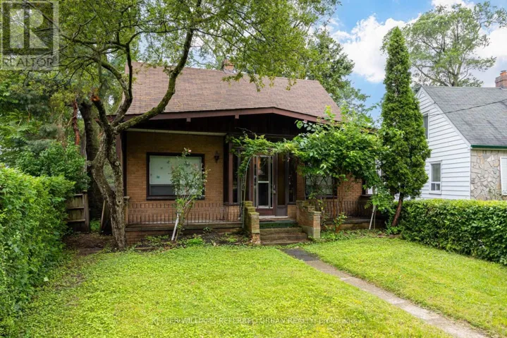7 SAUNDERS CRESCENT, Toronto (Stonegate-Queensway), Ontario M8Y2P7