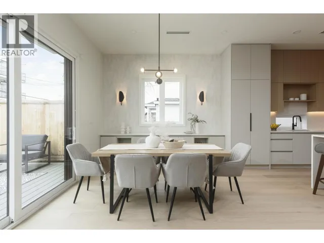 2 735 E 10TH AVENUE, Vancouver, British Columbia V5T2A8