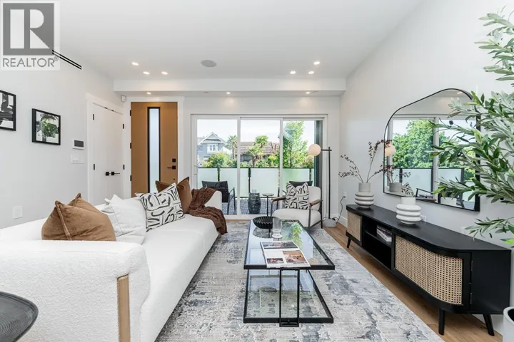 2 676 E 22ND AVENUE, Vancouver, British Columbia V5V1V4