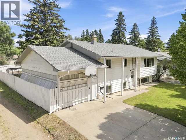 1009 East CENTRE, Saskatoon, Saskatchewan S7J3A2