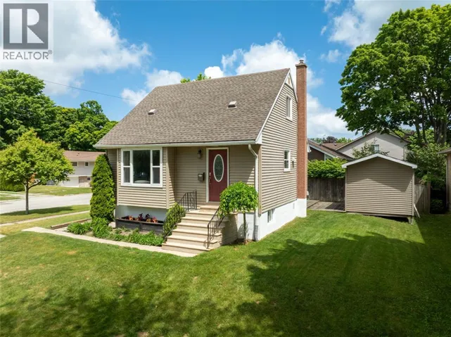 702 MICHIGAN AVENUE, Point Edward, Ontario N7V1G8