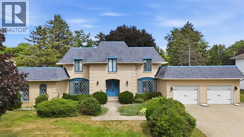 8 CRESTWOOD PLACE, Sarnia, Ontario N7S5M9