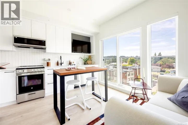 616 1075 Tillicum Rd, Esquimalt, British Columbia V9A2A4